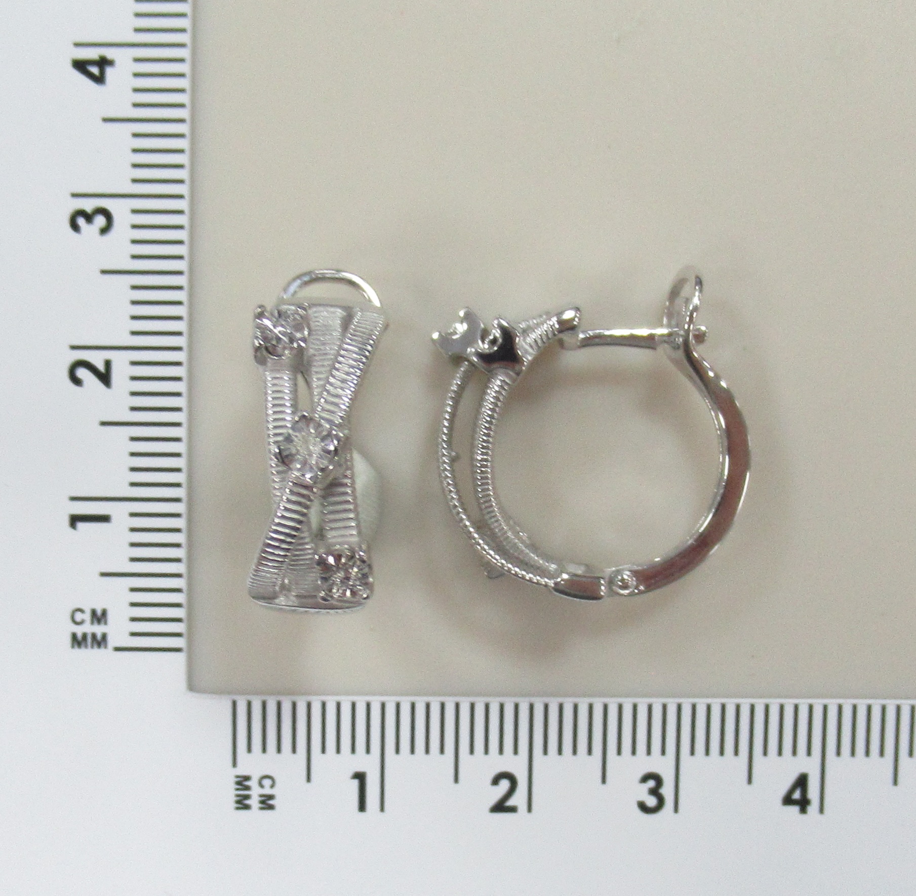 Серебряные серьги с бриллиантами